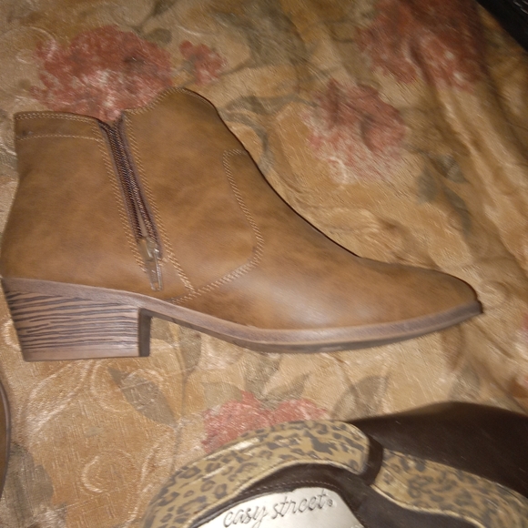 Women's Shoes 3 Pairs - Picture 6 of 7